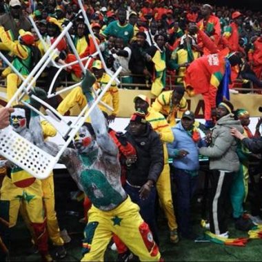 “الكاف” يدين أحدات نهائي كأس إفريقيا ويفتح تحقيقًا في سلوك السنغال